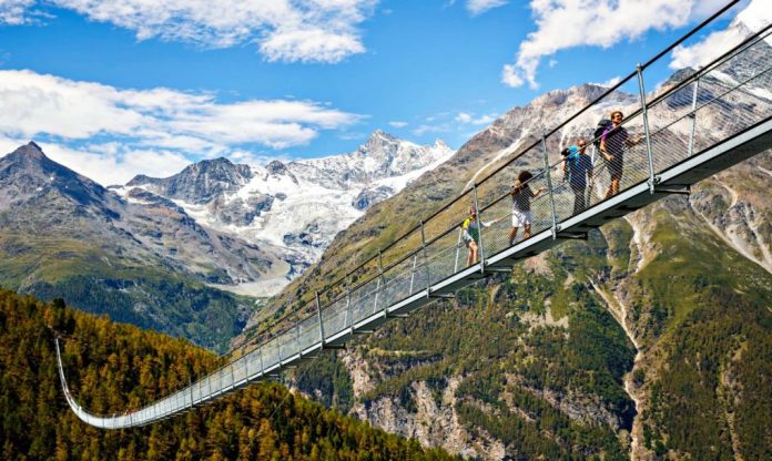 Conheça a ponte para pedestres mais longa do mundo localizada na Suiça